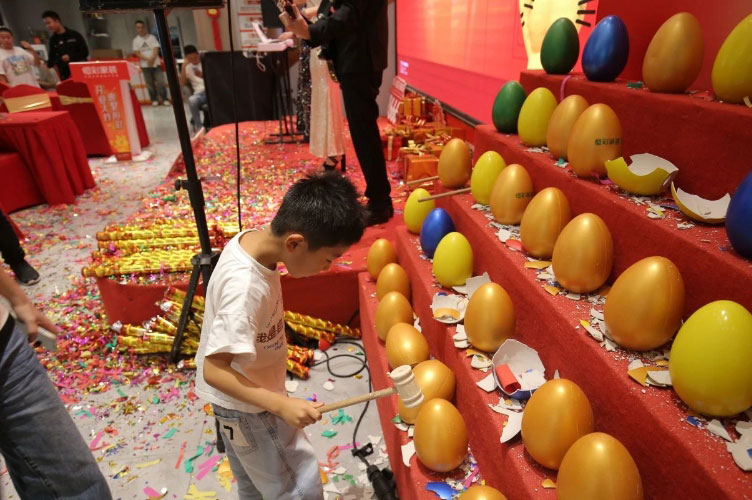 恒彩家装开业大戏火爆落地.jpg